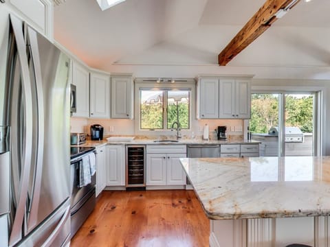 Large Island makes meal prep a breeze