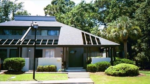 Front of 201 Tennismaster.  Shows 2nd floor balcony of guest bedroom #1.