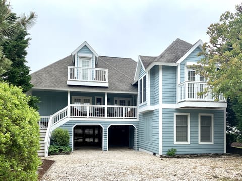 Welcome to Vitamin Sea! We have a nice long drive way - 4 cars fit with ease.