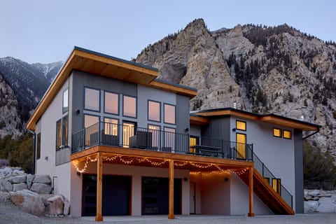 Modern Mountain Retreat surrounded by the beauty of the Chalk Cliffs
