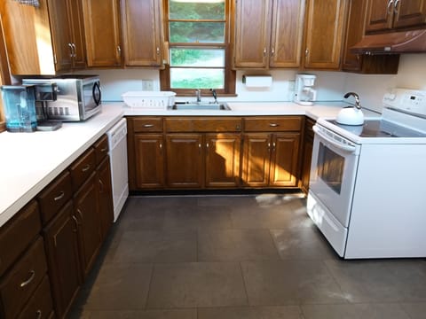 Kitchen - Fully equipped, eat-in, seats up to 6. Appliances have been upgraded.