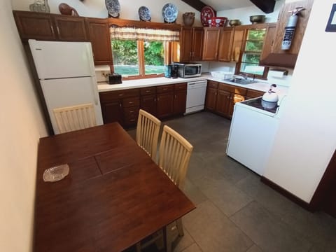 Kitchen - Fully equipped, eat-in, seats up to 6. Appliances have been upgraded.