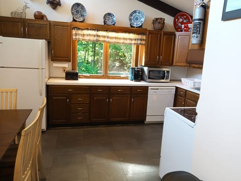 Kitchen - Fully equipped, eat-in, seats up to 6. Appliances have been upgraded.