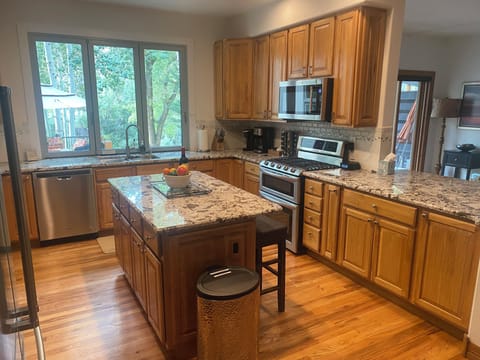 Gas cooktop, double oven, microwave & well-stocked kitchen & plenty of storage!