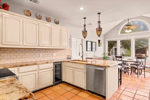 Kitchen that is very well equipped