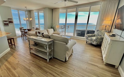 Perfect 9th floor location, endless water/sky views thru floor to ceiling glass!
