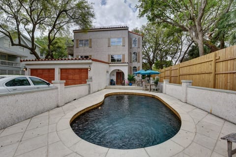 Private courtyard pool. (saltwater)