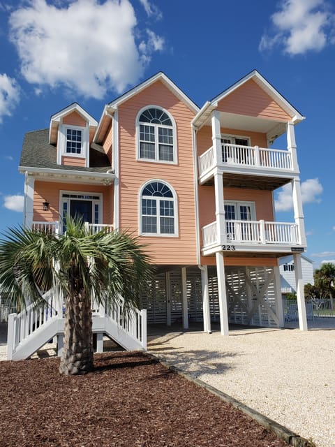 House Faces the Public Beach Access & Backs up to the Canal w/Many Ammenities!
