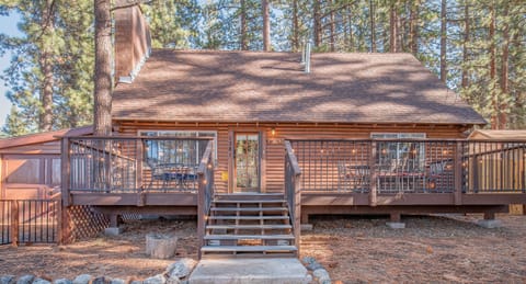 Classic log cabin minutes from Heavenly & the lake, fenced front/back yard