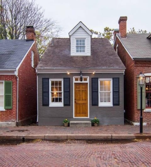 The Main Street Guest House located right on the cobblestone streets of Historic St. Charles, MO