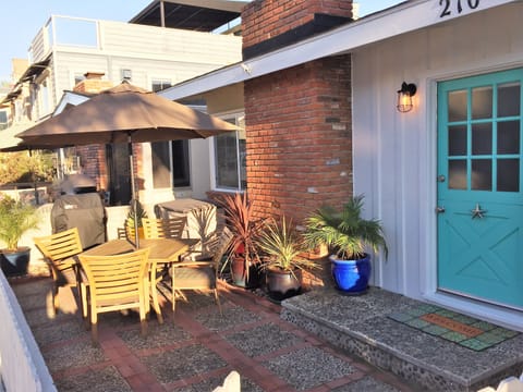 Starfish Cottage-Large, private front patio. Come relax and enjoy! 1Blk to Beach