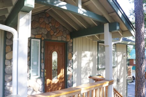 See our virtual tour on https://tinyurl.com/y56axvod
