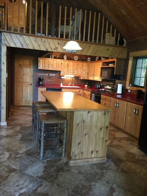 Large Fully equipped Kitchen with Large center island