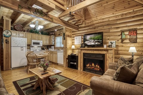 Tennessee Cabin Rental - A Smoky Getaway - Living room and kitchen