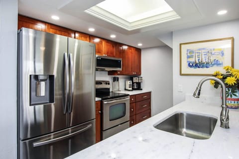 Kitchen with breakfast bar
