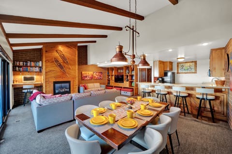 Bright Open Living Room w/Seating, Dining, and Kitchen