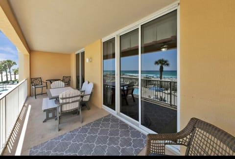 Huge balcony overlooking the gulf. Breathtaking!!  