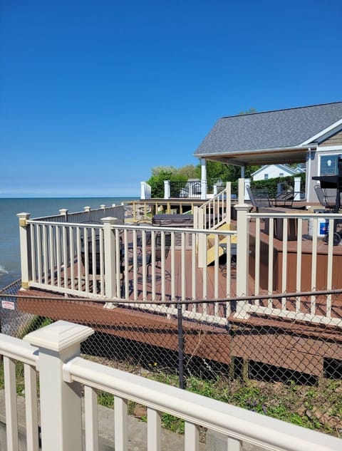 Main house: Newly remodeled deck