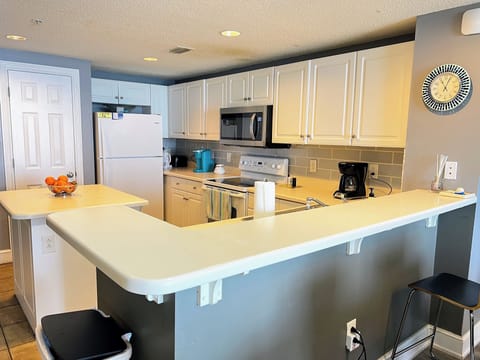 Fully stocked Kitchen, Keurig coffee, Crockpot, blender, toaster for family meal