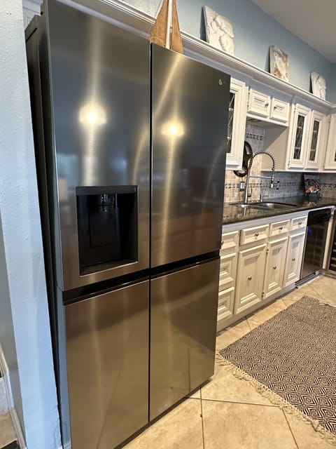 Fully equipped kitchen with new 36 inch Refrigerator with 2 types of crushed ice