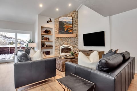 Family Room-luxurious leather sofas
Gas fireplace, built in shelves, big screen 