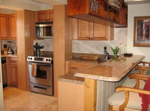 Spacious Gourmet Kitchen (New Appliances)