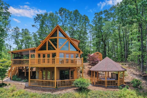 Private gazebo with therapeutic hot-tub adjoins the cabin.