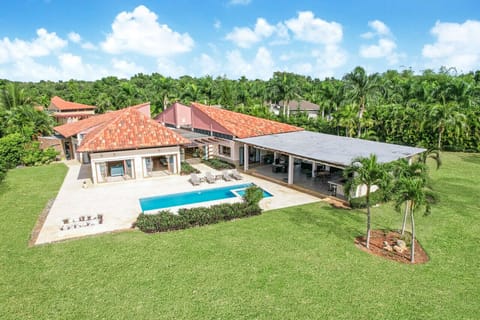 Las Cañas 20: Lux villa, full staff, pool, Jacuzzi, outdoor space & golf cart