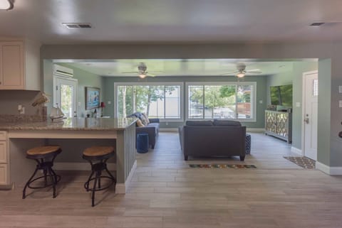 Lakeside Retreat at Kentucky Lake House in Lake Barkley