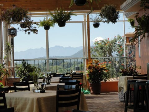 Daily cooked-to-order breakfast (MXN 68.00 per person)