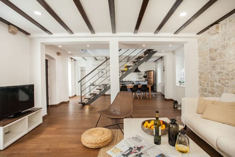 Villa | Living area | 32-inch flat-screen TV with satellite channels, TV, books