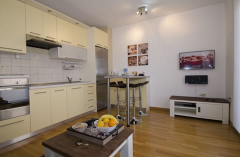 Apartment | Private kitchen | Full-size fridge, oven, stovetop, electric kettle