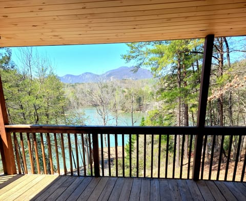Fully enclosed upper deck with huge Mountain/beach/lake views