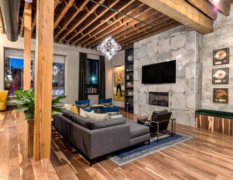 Large living area w/ fireplace and 70" TV 