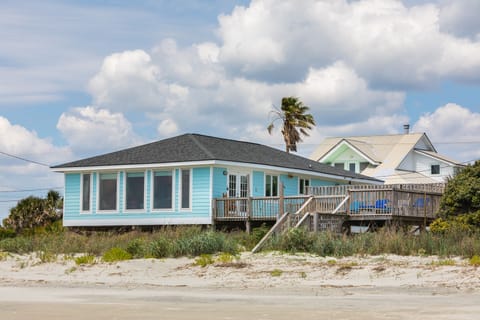 Ocean Front! Sun Deck! Quieter section of the beach:)