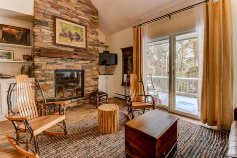 Cathedral ceiling living room & deck w/sturdy table & bench seating 
