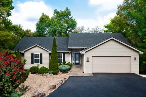 Beautiful Resort Home on Private Mountain 3,500 sq. ft. Large Driveway