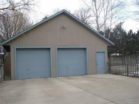 KP1404 - Outside - Driveway and Offstreet Parking