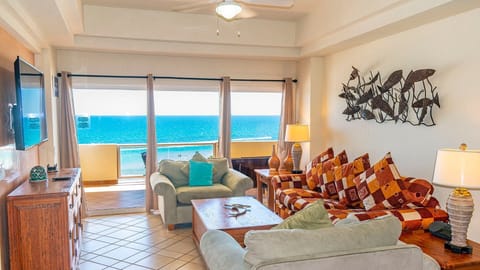 LIVING ROOM/SMART TV/ PULL OUT SOFA BED