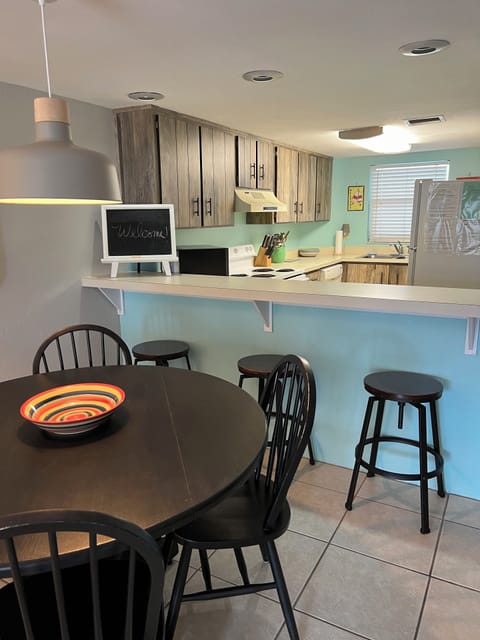 dinning tabel w/ 4 chairs.   3 bar stools. 