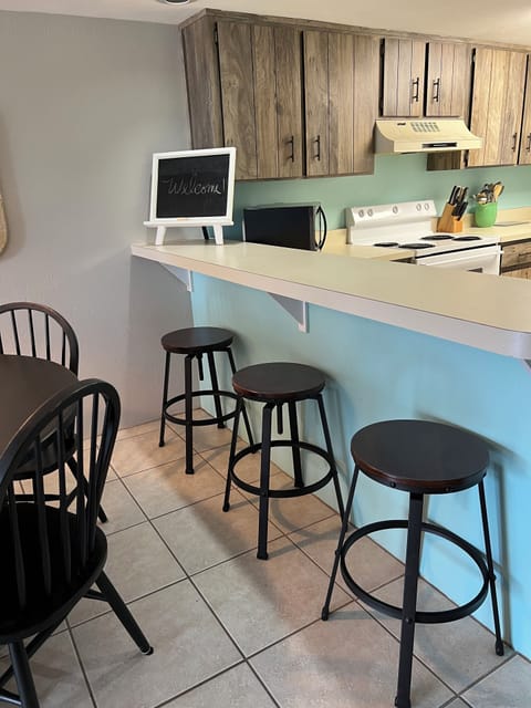 bar area w/ 3 bar stools