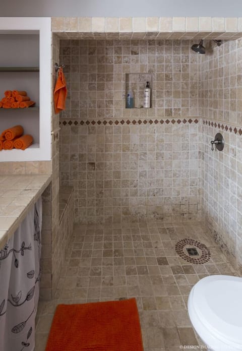 Combined shower/tub, jetted tub, hair dryer, towels