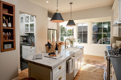 Coffee/tea maker, fridge, microwave, oven