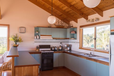 Open plan kitchen/dining