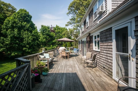 Large deck with plenty of seating and large, quality grill.