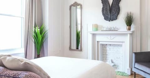 We are Superhost since 2015!  With over 3500 great reviews that speaks for themselves!  We have all the city permits and insurance required!
     ***** 100% LEGAL *****

Beautiful and comfortable master bedroom. Queen bed with memory foam mattress.