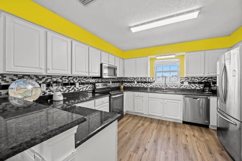 You will enjoy preparing daily meals in this fully equipped Kitchen.