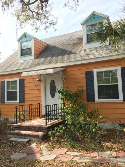 Beautiful 2-story, 3BR 2BA home in Gulfport's Art District, short walk to beach