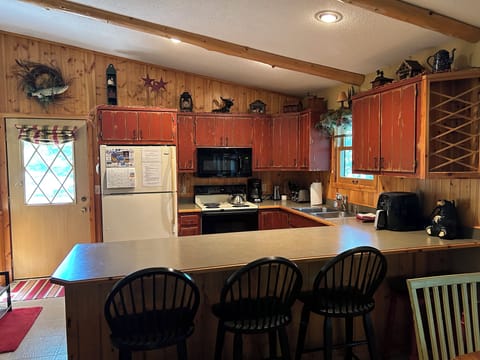 Dining area has 6 barstools and 4 chairs