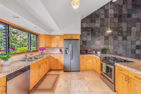 The Waioli in Hanalei Open Kitchen with Tropical Mountain Views - This spacious well-provisioned kitchen allows both extravagant gourmet entertaining and self-serve ease for everyone at their own pace.